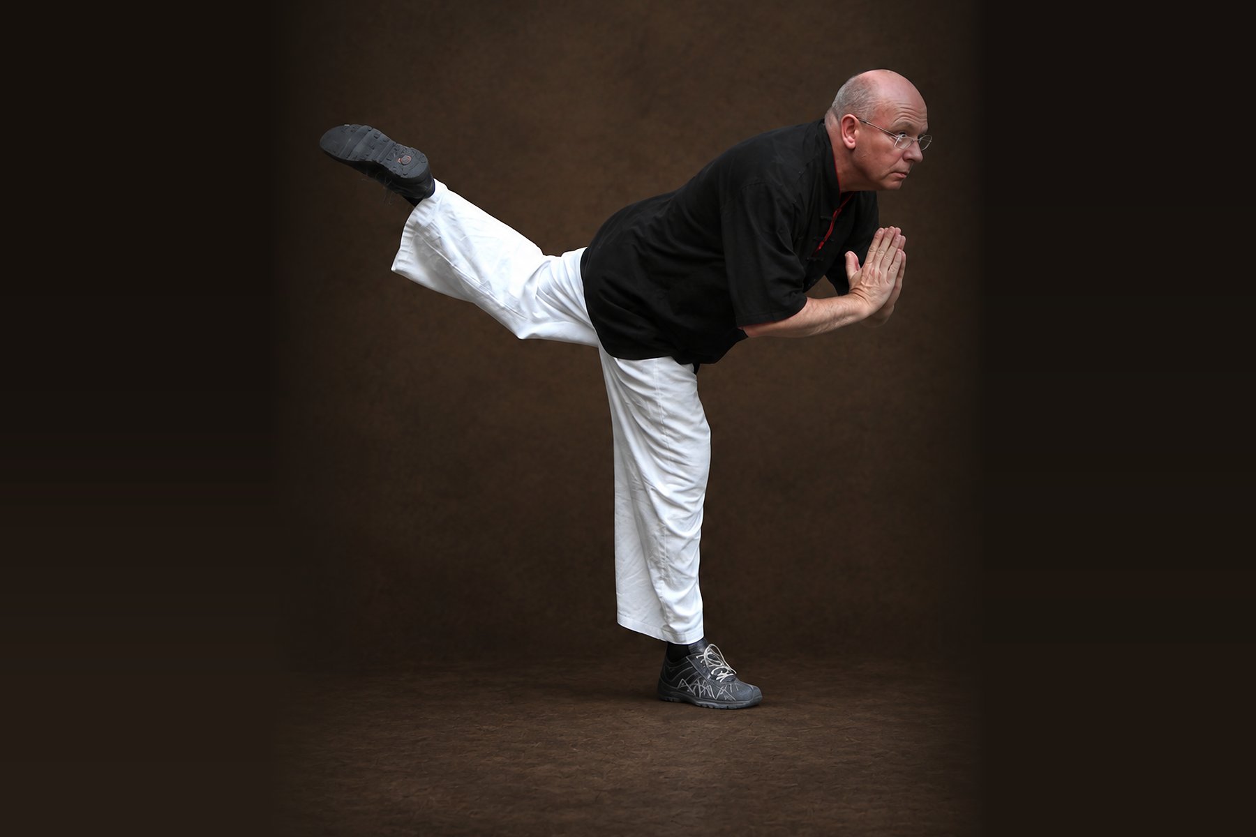 Horst-Rainer Rust in einer kräftigenden Qi-Gong-Haltung mit gestrecktem Bein