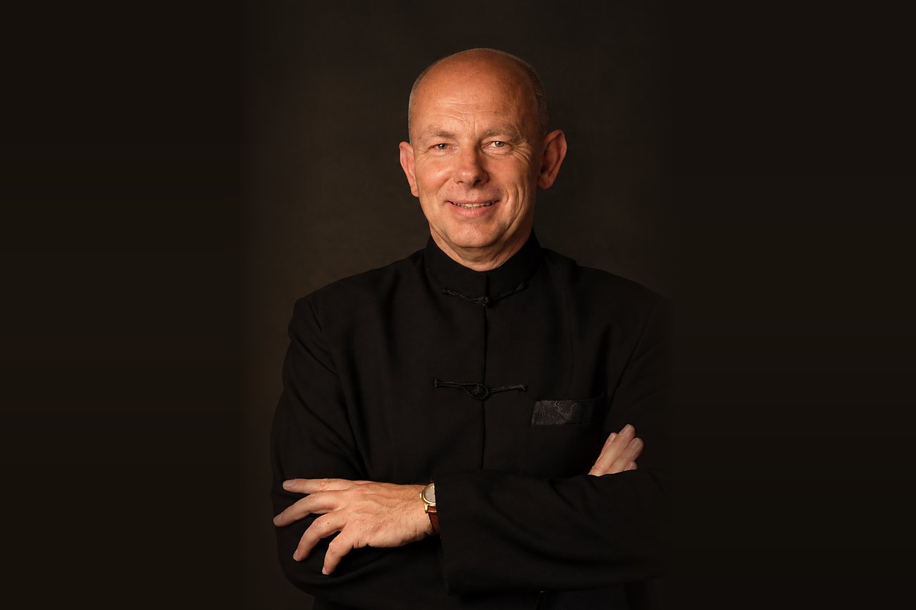 Porträt des Qi-Gong-Meisters Horst-Rainer Rust mit verschränkten Armen