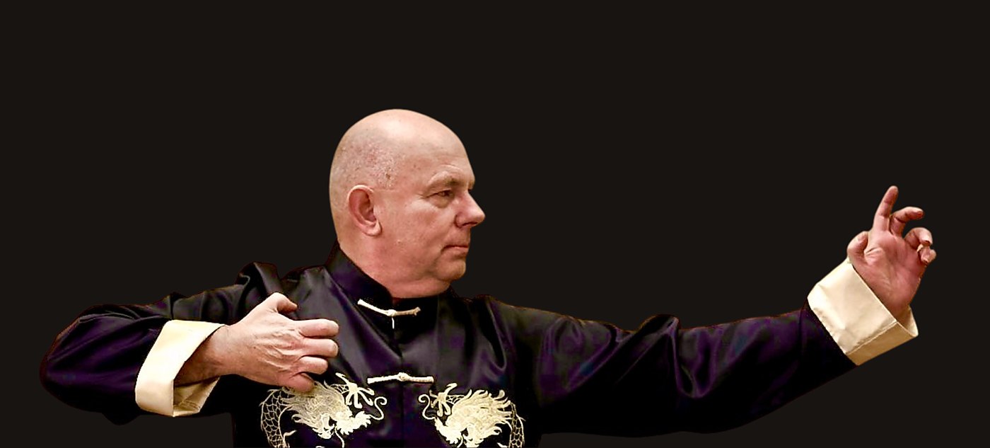 Horst-Rainer Rust führt eine Qi-Gong-Bewegung mit weit geöffnetem Arm aus