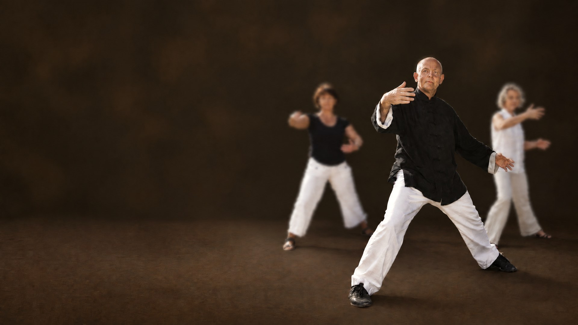 Horst-Rainer Rust beim Qi Gong mit Übenden