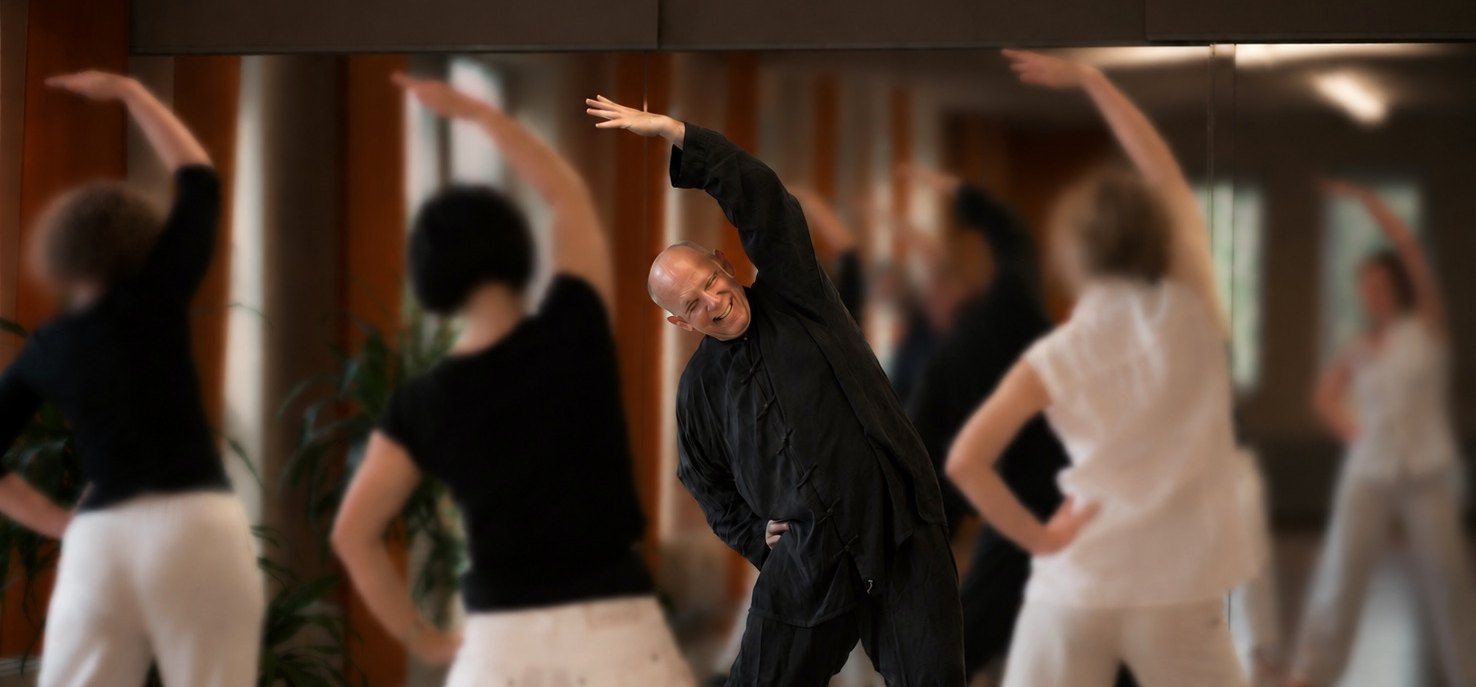 Qi-Gong-Kurs – Horst-Rainer Rust bei einer seitlichen Dehnung mit der Gruppe