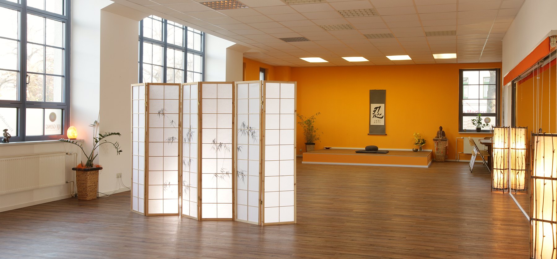 Lichter Übungsraum für Qigong in Radebeul, mit Paravent und ruhiger Atmosphäre