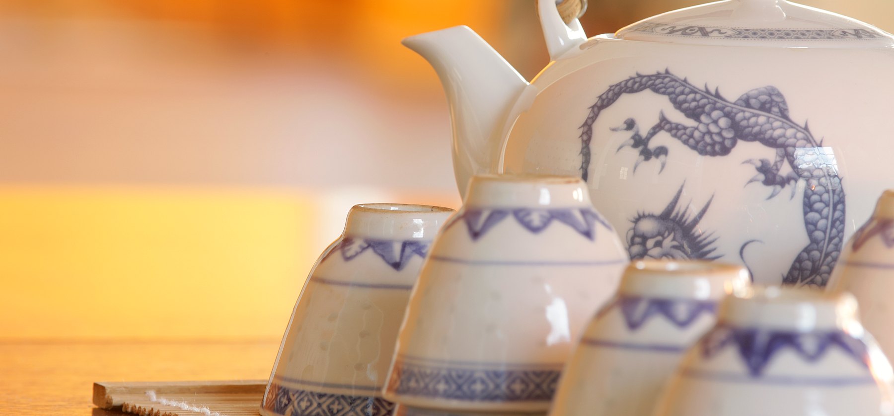 Chinesisches Teegeschirr im Zentrum