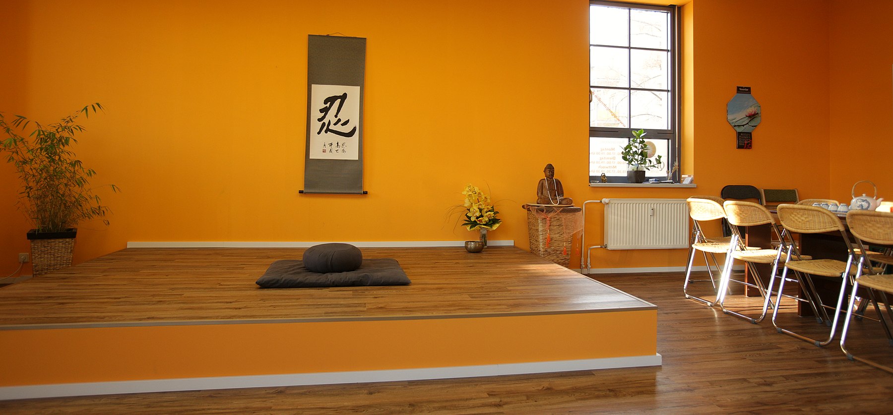 Meditationsplatz mit Kissen und Kalligrafie