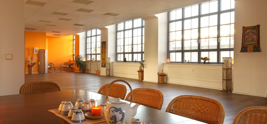 Teetisch mit Blick in den lichten Übungsraum