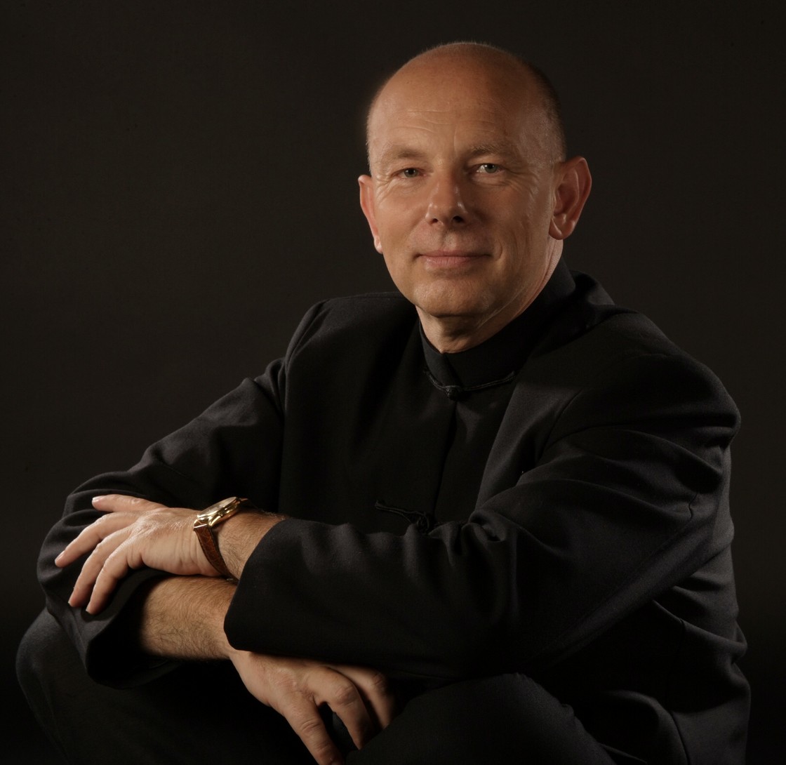 Horst-Rainer Rust – Qi-Gong-Meister – blickt in die Kamera