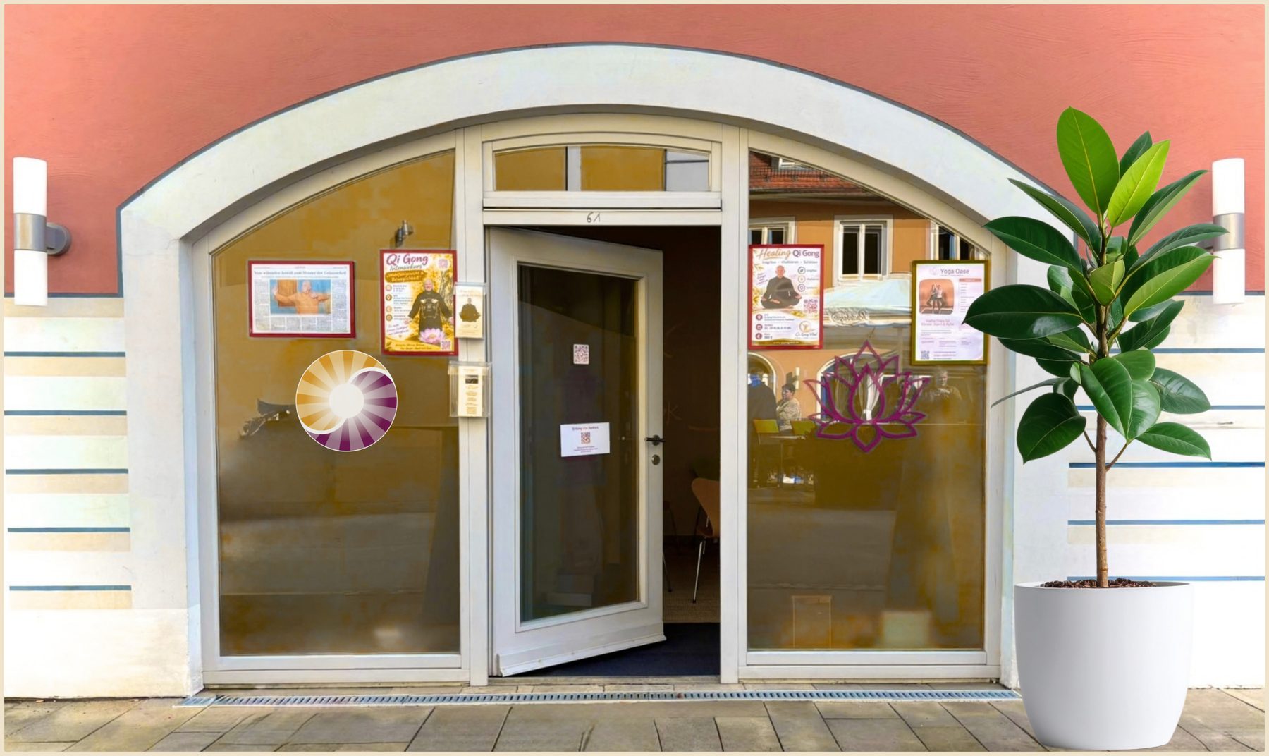 Eingang des Qi Gong Vital Zentrums in Radebeul, Altkötzschenbroda 61: Rundbogentür mit Kursplakaten und Logo im Schaufenster