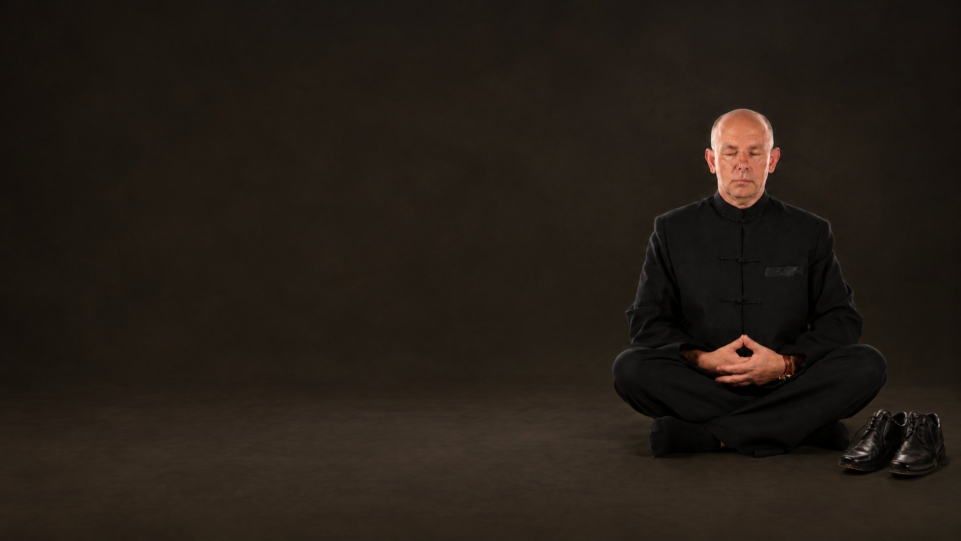 Qi-Gong-Meister Horst-Rainer Rust in Meditationshaltung